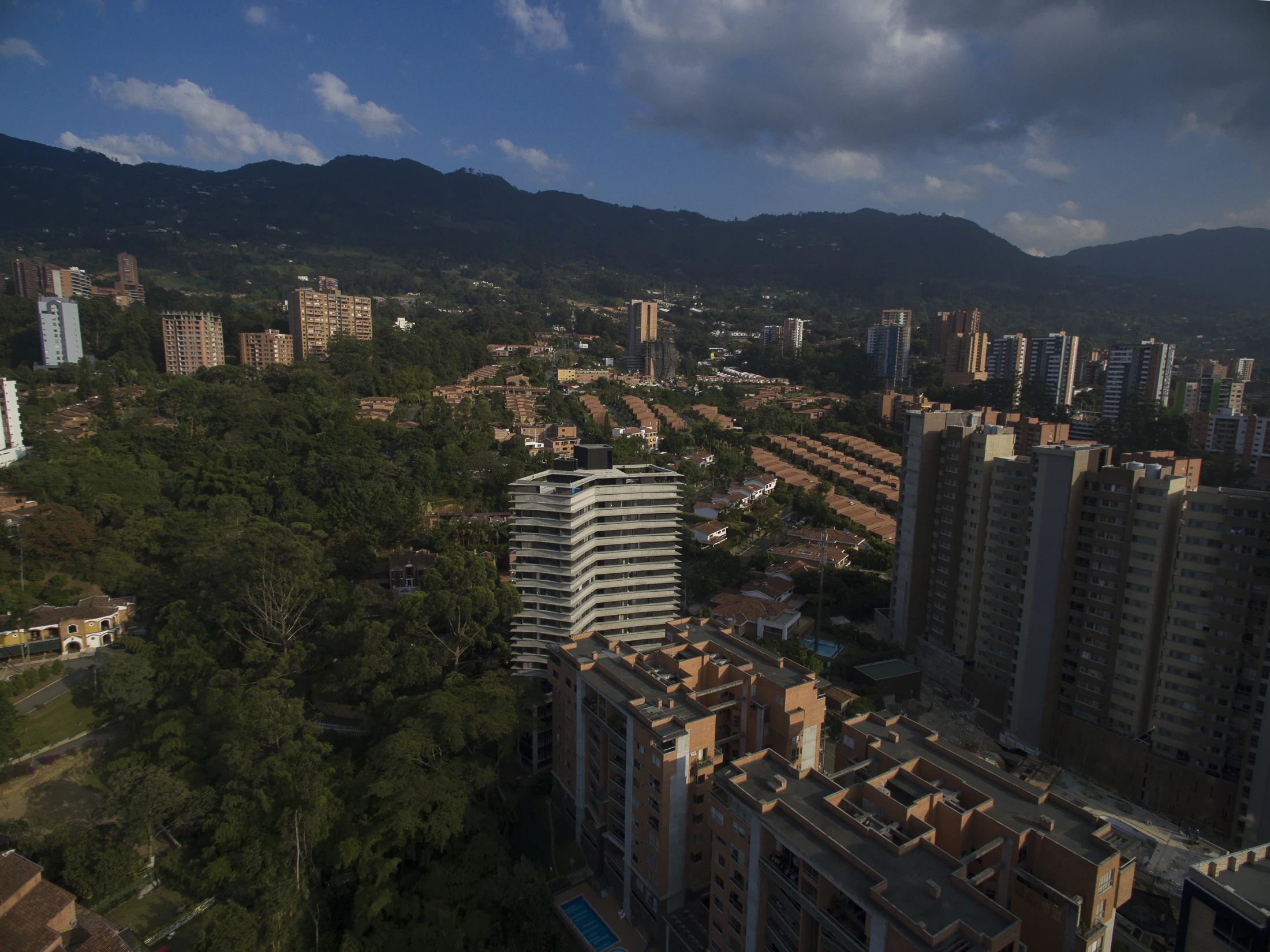 Paisaje urbano y montañas de Medellín
