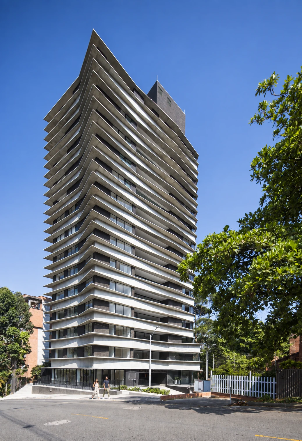 Fotografía de la torre blanca de Zebrano y su fachada horizontal de concreto